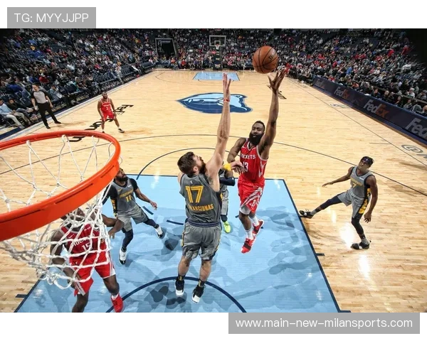 关键球顶着两人命中，全队跪着庆祝