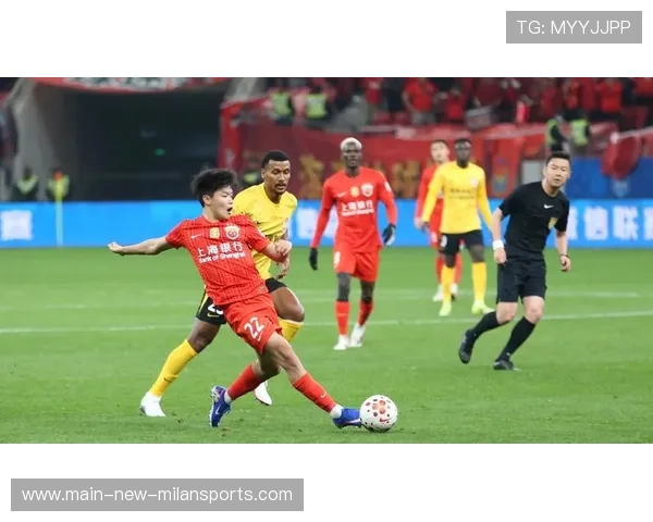 上海海港右路强度提升，杨希贴地传中直找点位