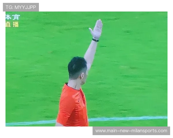 成都蓉城亚历斯祖上抢凶狠,正面断球立刻送出直传 成都蓉城亚历斯祖上抢凶狠,正面断球立刻送出直传